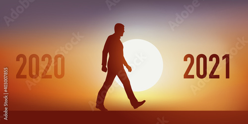Carte de vœux 2021 montrant un homme en contre jour, qui marche tout droit pour symboliser le passage de l’année 2020 à 2021.