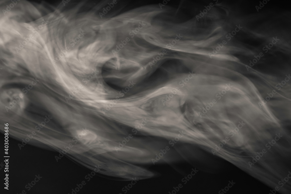 Obraz premium Abstrakte Rauchwolke vor schwarzem Hintergrund