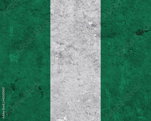 Fahne von Nigeria auf verwittertem Beton