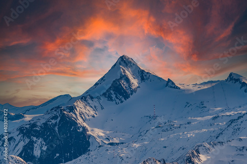Foto Snowy mountain peaks in the Zell am See area of Austria