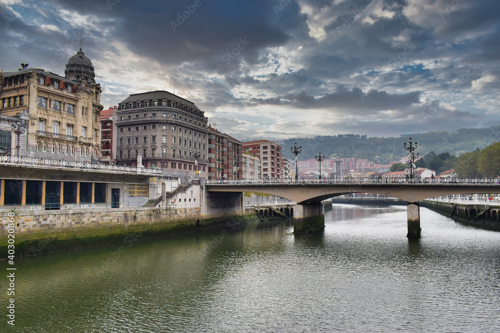 Vista de la ciudad de Bilbao con su ria.jpg