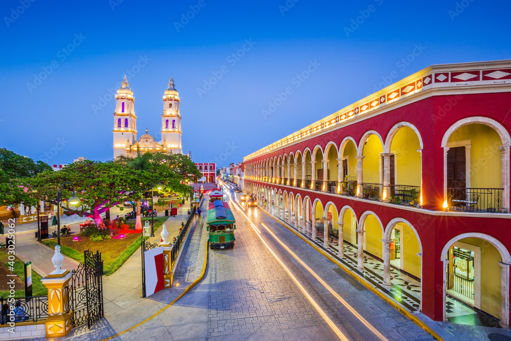 Campeche, Mexico. Independence Plaza in the Old Town of San Francisco de Campeche. - obrazy, fototapety, plakaty 
