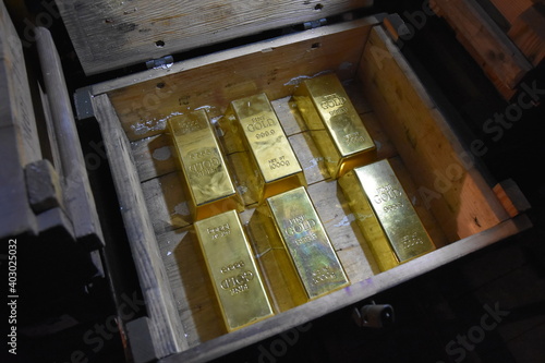 skarb, sztabki złota, podziemne znalezisko, skrzynie ze złotem,  photo