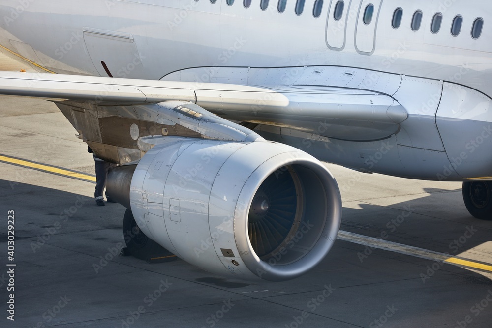 Obraz premium Jet engine of an aircraft at an airport