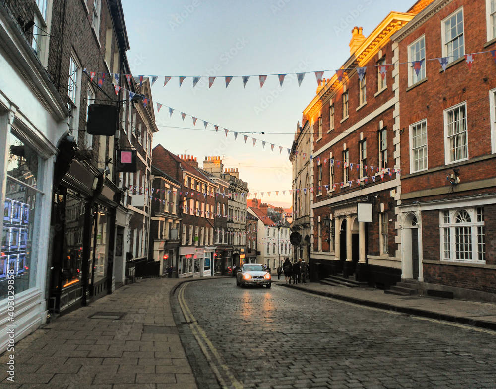 Atardecer en una calle del centro de York, Inglaterra, Reino Unido