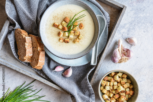 Fotografia Creamy garlic soup topped with croutons and chives