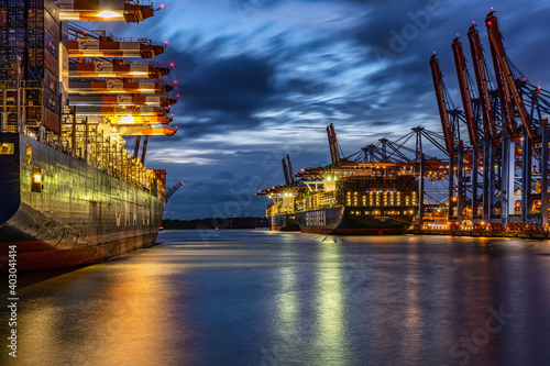 Großes Containerschiff im Hamburger Hafen bei Nacht photo