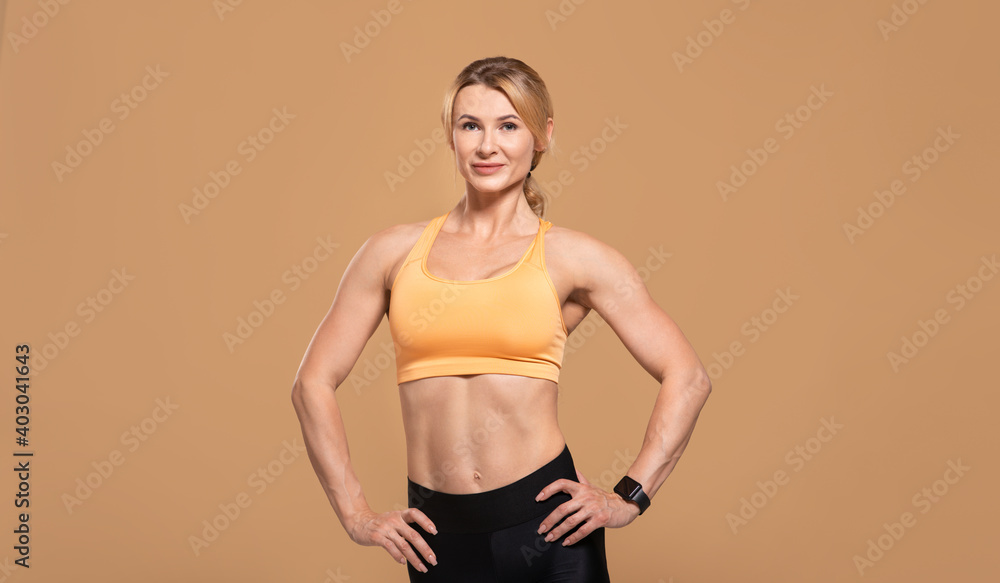 Obraz premium Sports blogger and modern workout during covid-19 lockdown