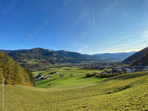 Wanderweg auf dem Heuberg  zum Kloster Benediktiner Abtei St. Georgenberg in der Nähe von Schwaz Vomp Fiecht Stans Tirol Österreich im Herbst © Achim Kietzmann