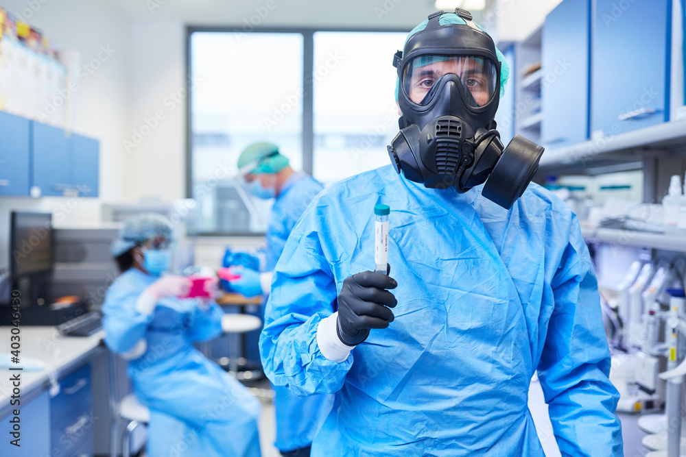 Forscher mit Schutzmaske im Labor bei Impfstoff Forschung Stock-Foto |  Adobe Stock