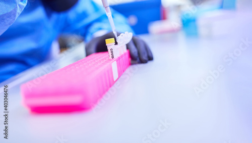 Laborant beim Abfüllen von Covid-19 Impfstoff im Labor