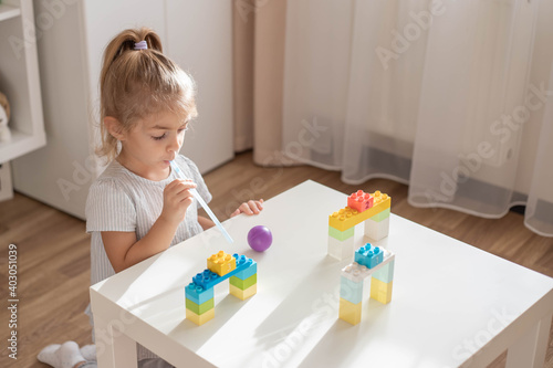Fotografia Little girl make an exercise for articulation speech at home.
