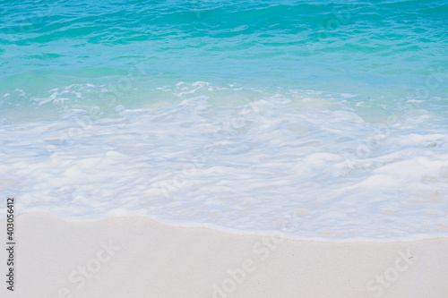 Fototapeta Naklejka Na Ścianę i Meble -  Emerald sea wave and white boiling foam surf on the tropical sandy beach