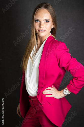 Młoda bizneswoman w czerwonej marynarce