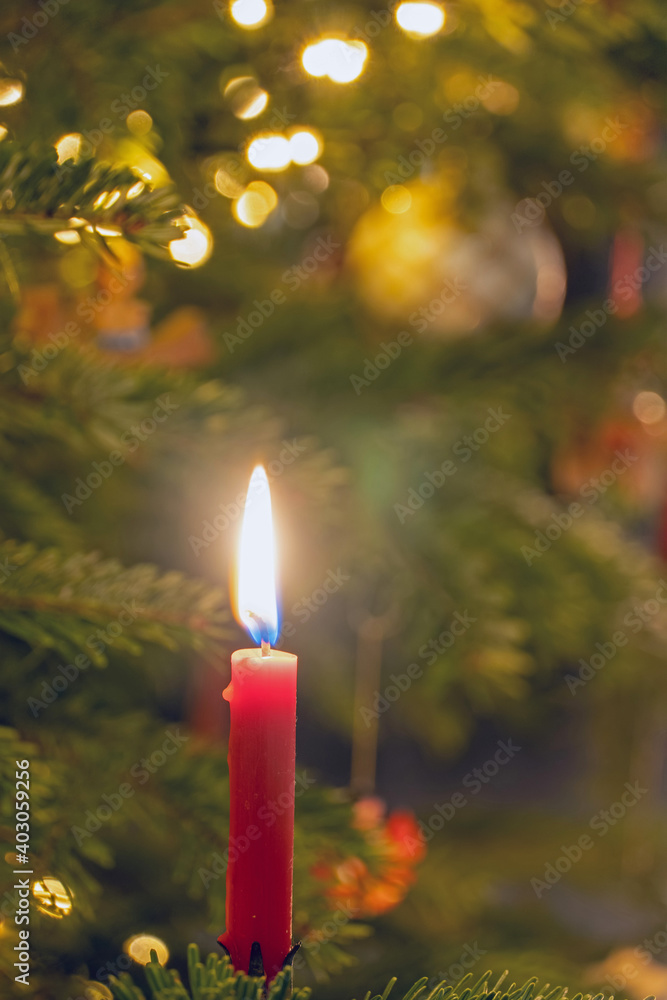 Brennende Kerze am Weihnachtsbaum Brennende Kerze am Weihnachtsbaum