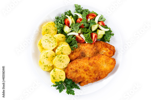 smażone filety z kurczaka z ziemniakami i surówką