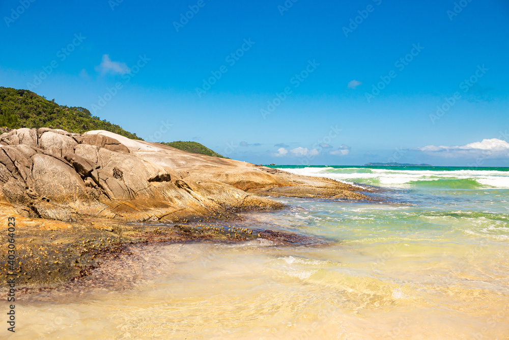 Mar verde da praia de Atalaia em Mariscal, Bombinhas, sc, br Mar verde da praia de Atalaia em Mariscal, Bombinhas, sc, br