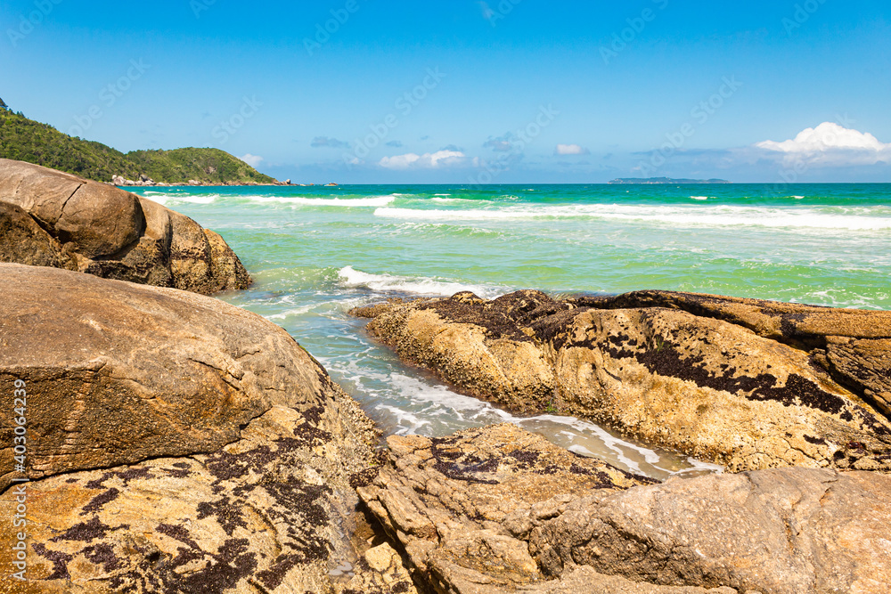 Lindas rochas no mar azul tropical  praia de Atalaia em Mariscal, Bombinhas, sc, br