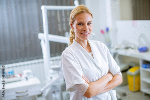 Attractive female dentist p...