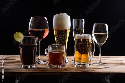 Gruppe Sammlung von Alkoholischen Getränken auf einer Bar - Cuba Libre, Rosé, Jager tee, Kristallweizen, Sekt, Pilsener, Bier, Weißwein, Gruppe, Familienbild Abstrakt, Party