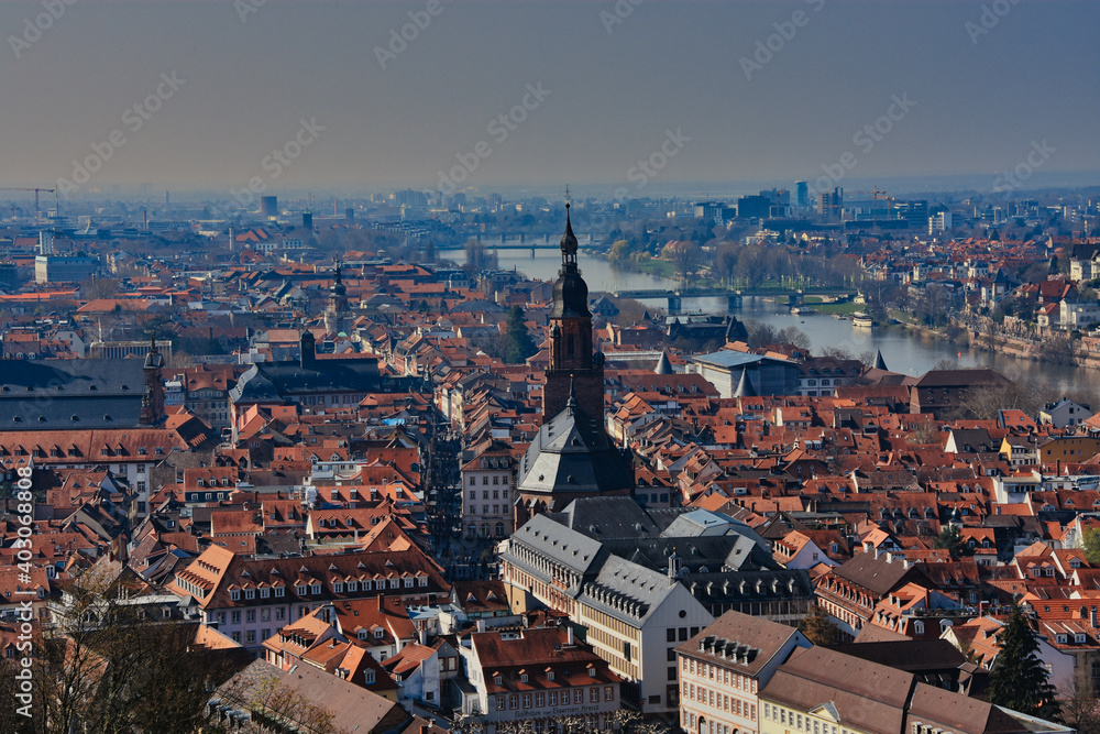Blick auf das Heidelberger Stadtzentrum mit dem Neckar im Hintergrund an einem klaren sonnigen Spätnachmittag