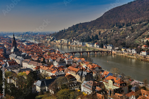 Blick auf den Neckar bei Heidelberg mit einer Brücke über den Fluss im Zentrum des Bildes