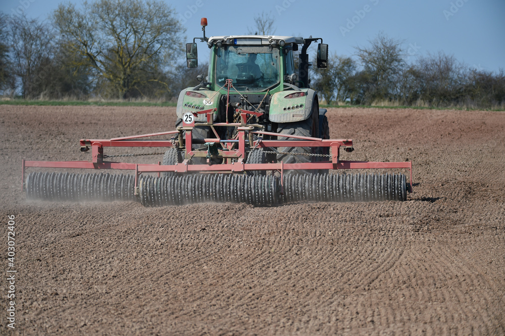 Fototapeta premium Traktor mit Ackerwalze