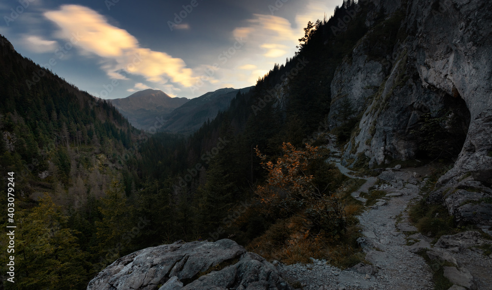 Obraz premium sunset in the mountains