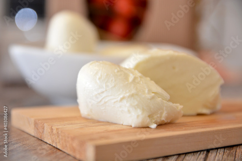 formaggio mozzarella con latte di bufala tipico cibo del sud italia napoli