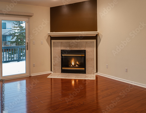 Foto fire in gas fireplace burns bright and warm on a cold and snowy winter day