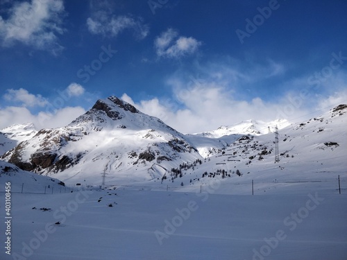 Montagne suisse enneigée