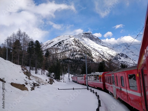 Trains suisse rouge neige montagne