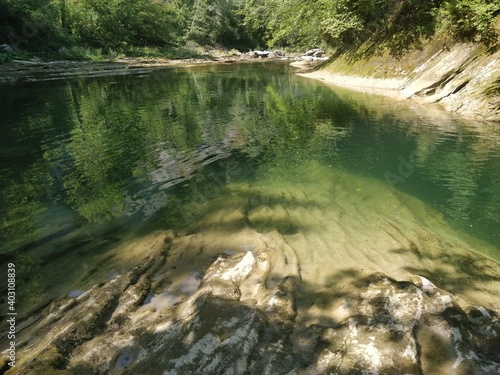 Rivière de montagne coloré et transparente