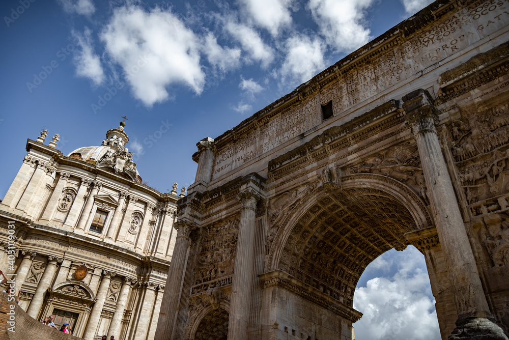 Roma ciudad eterna con muchos monumentos en Italia, Europa	
