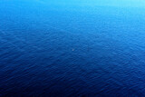 Paisaje marino con mar azul tranquilo, cielo y horizonte al fondo