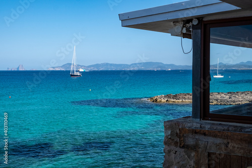Paisaje marino con mar azul y orilla de playa en isla