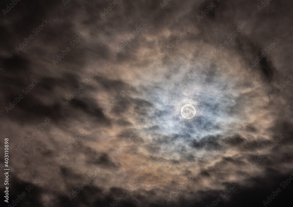 Fototapeta premium Full moon through the clouds!