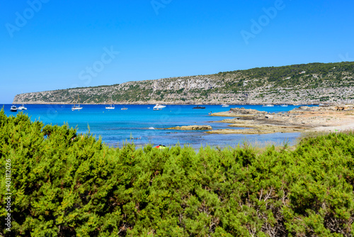 Paisaje marino con mar azul y orilla de playa en isla