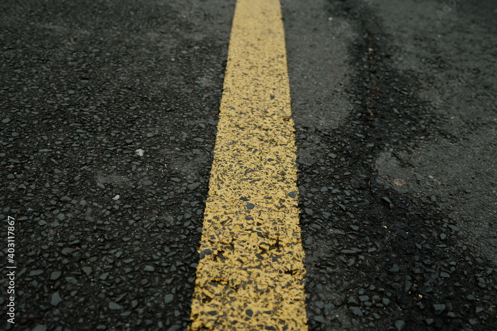Straße mit Asphalt und gelben Mittelstreifen Straße mit Asphalt und gelben Mittelstreifen