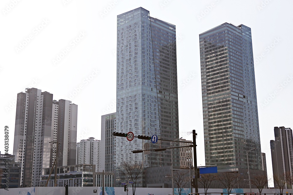 Fototapeta premium 한국도심속의건축물입니다