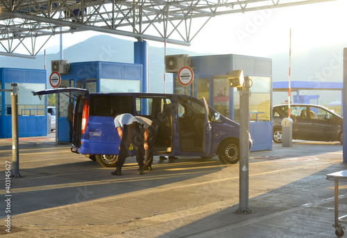Fotografie A van is stopped and checked by two inspectors at the border crossing at Ivanica between Bosnia and Herzegovina and Croatia