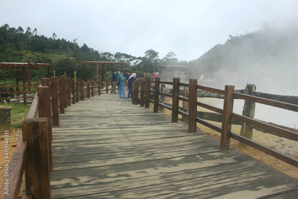 Obraz premium The newest tourist spot of the Kahyangan Bridge from the Sikidang Crater tourist attraction. Dieng Indonesia