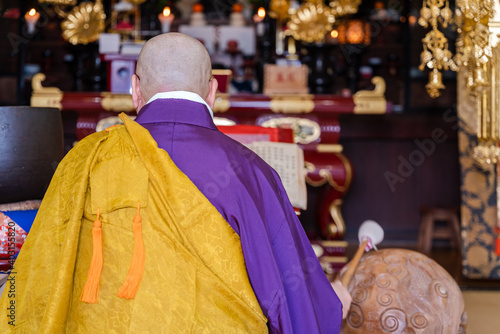 祈る僧侶