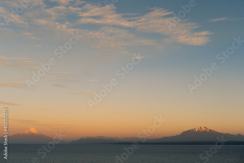 dos volcanes al atardecer