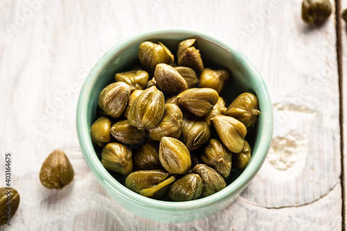 Photos Marinated capers in a ceramic bowl