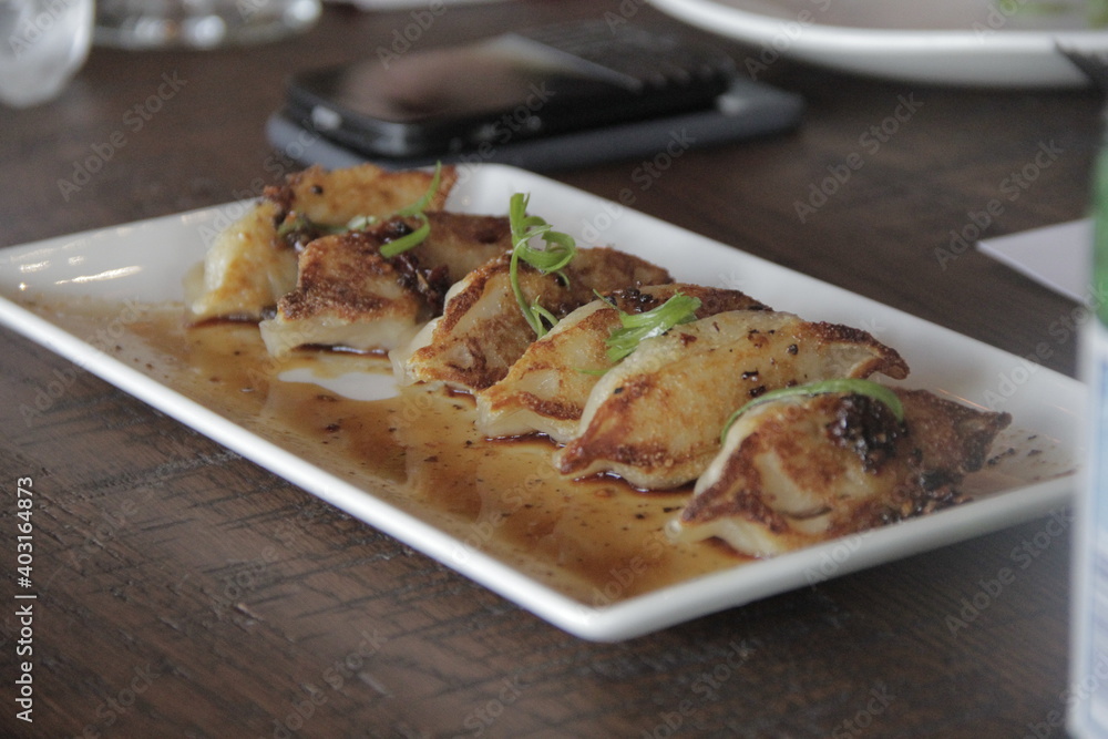 Hand-Folded Dumplings, al vapor o sellados en la sartén en salsa Dumpling. Hand-Folded Dumplings, al vapor o sellados en la sartén en salsa Dumpling.