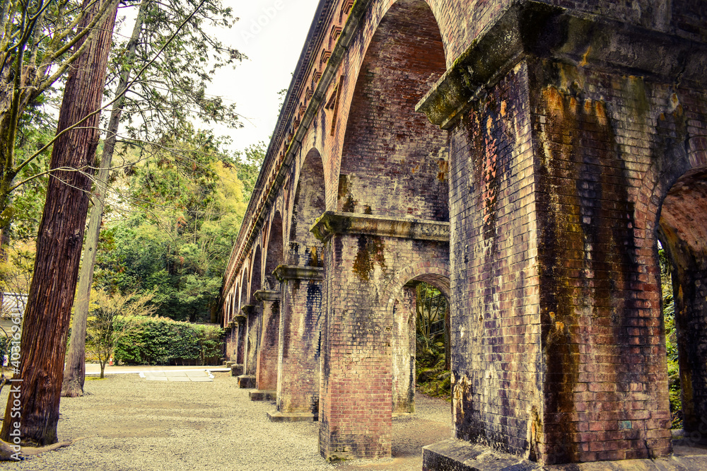 Naklejka premium Brick aqueduct in nanzenji which is one of the famous Japanese temple in the spring