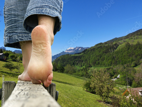 détente à la montagne - marche pieds nus photo