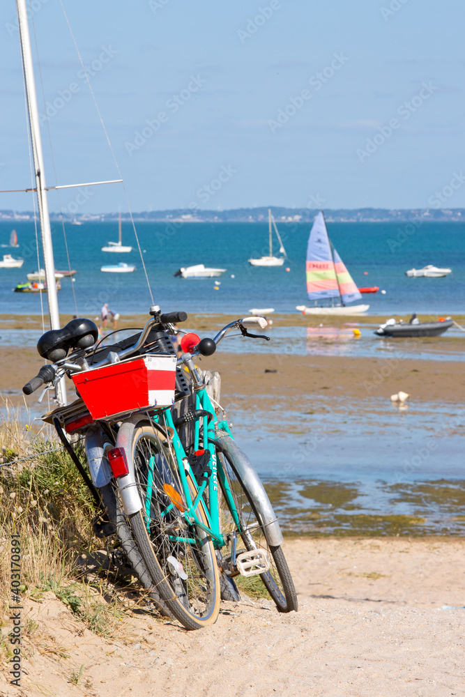 Paysage de bord de mer en France, vélo et bateau sur la plage. Paysage de bord de mer en France, vélo et bateau sur la plage.