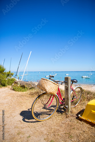 Vieux vélo laissé au bord de la plage par un baigneur en vacance.